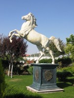 Fiberglass Şahlanan At Heykeli